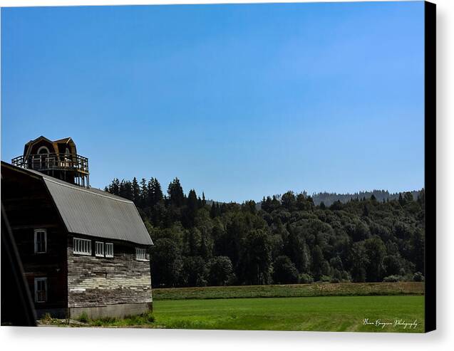 Old Barn - Canvas Print