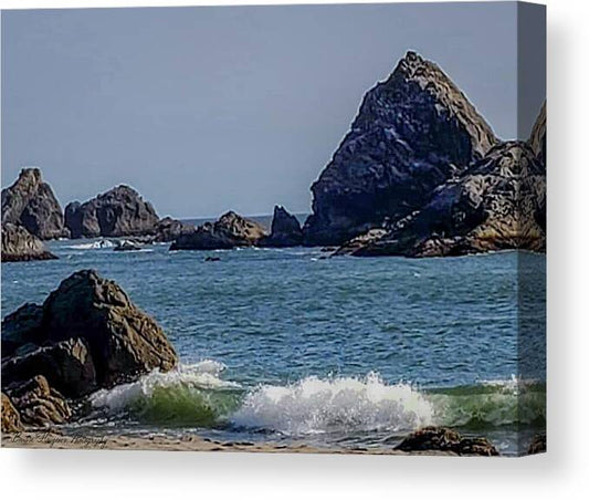 Waves hitting the shore - Canvas Print