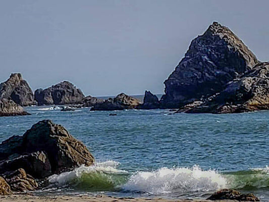 Waves hitting the shore - Art Print