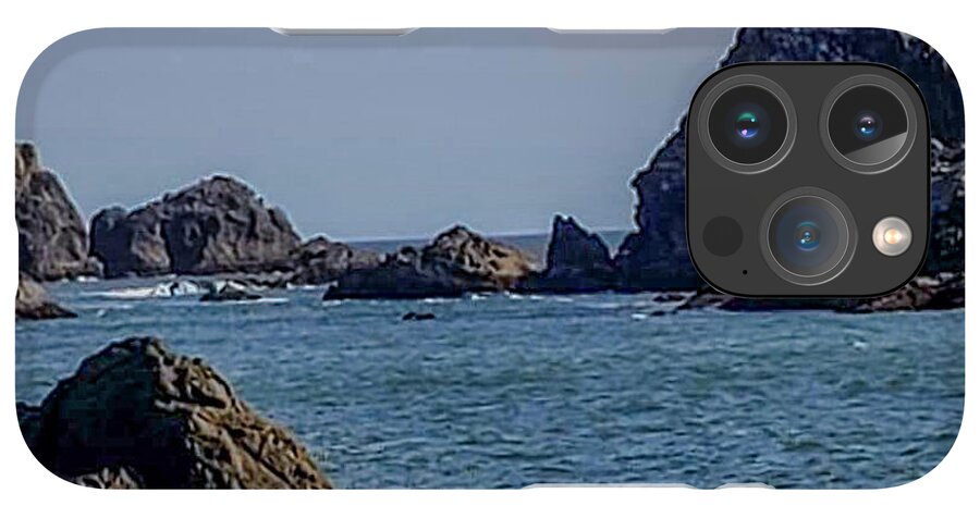 Waves hitting the shore - Phone Case