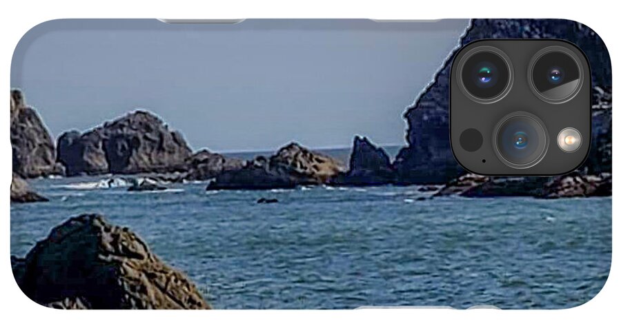 Waves hitting the shore - Phone Case