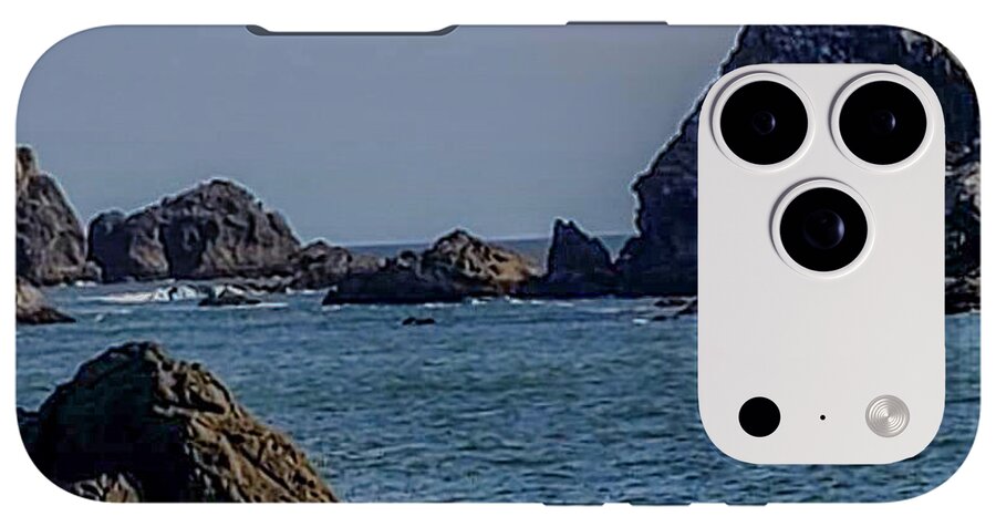 Waves hitting the shore - Phone Case
