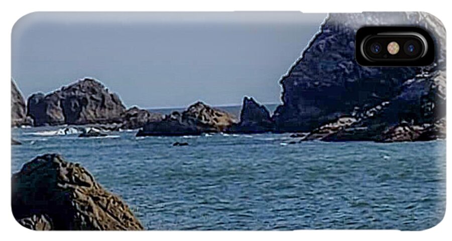 Waves hitting the shore - Phone Case