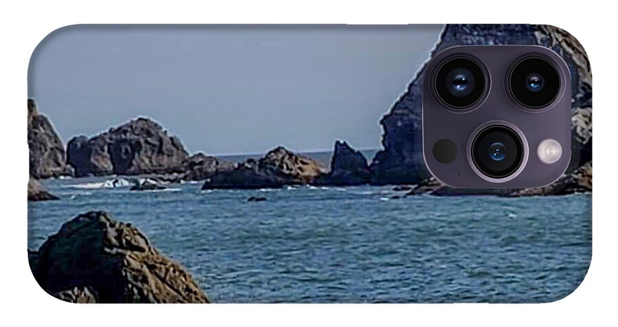 Waves hitting the shore - Phone Case