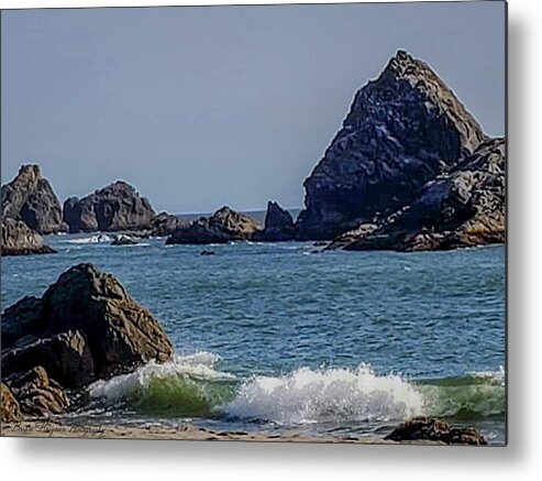 Waves hitting the shore - Metal Print