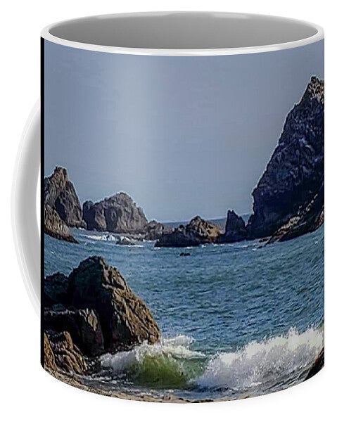 Waves hitting the shore - Mug