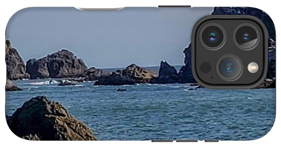 Waves hitting the shore - Phone Case